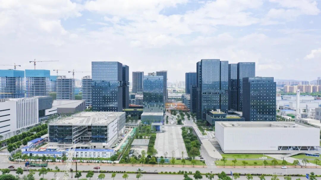 世界計算·長沙智谷第三區(qū)TO2首棟高層建築成功封頂