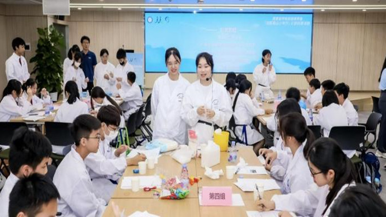 穗澳師生走進(jìn)廣州實(shí)驗(yàn)室共探科學(xué)奧秘