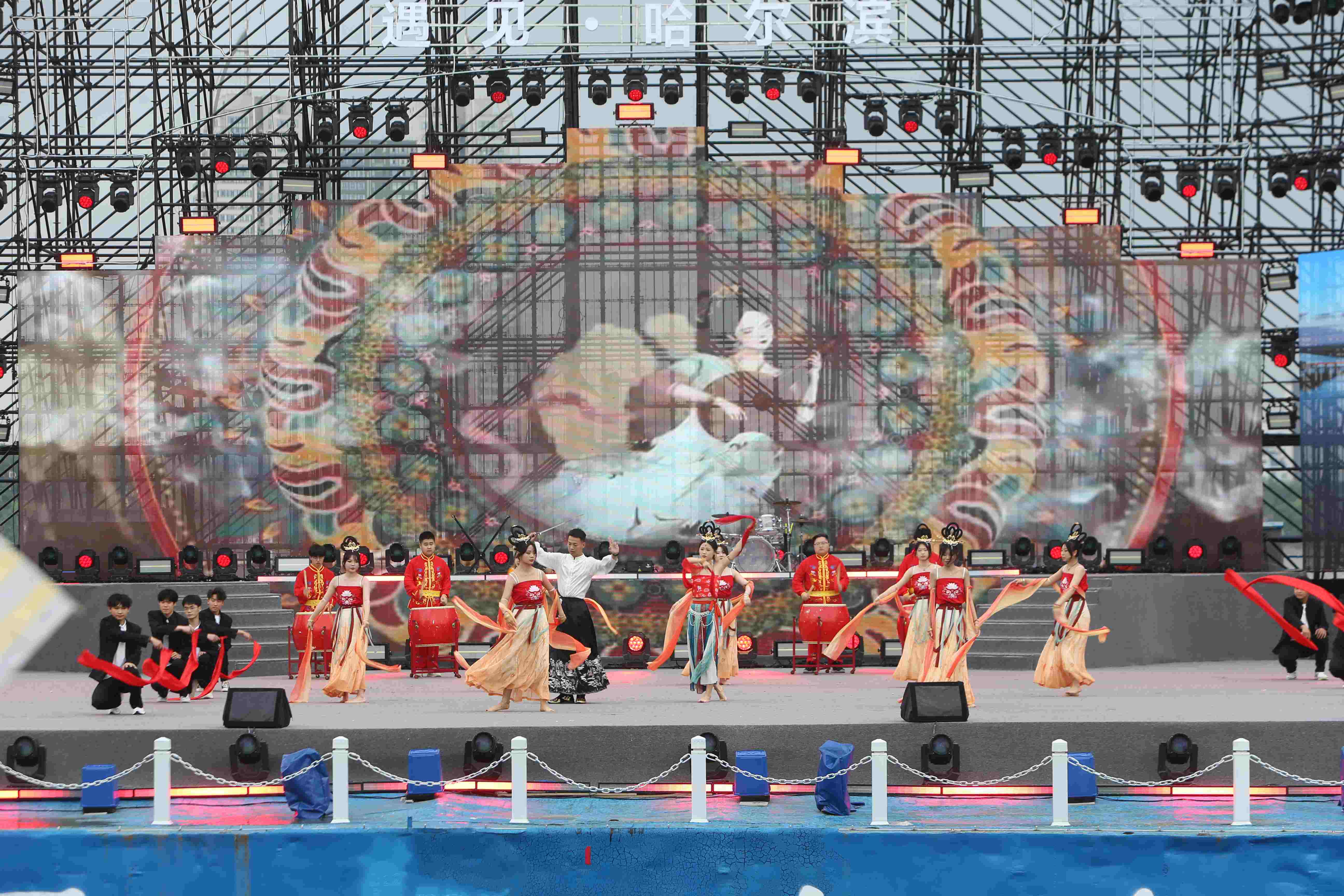 古堡雙城專場(chǎng)文藝演出驚艷「遇見·哈爾濱」江上大舞臺(tái)