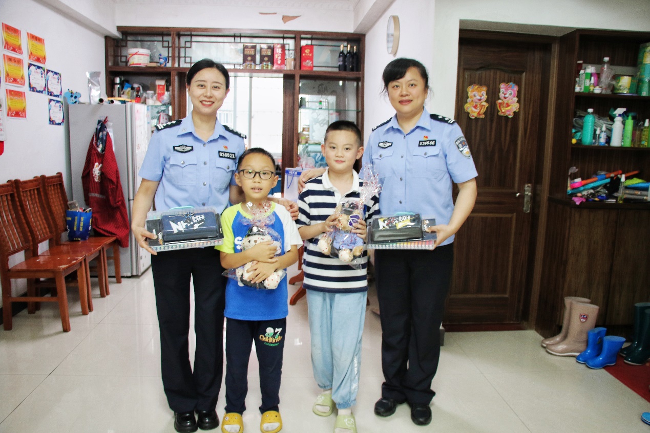 【黃山防汛救災(zāi)見(jiàn)聞錄】徽州區(qū)：暖心少年致敬防汛民警