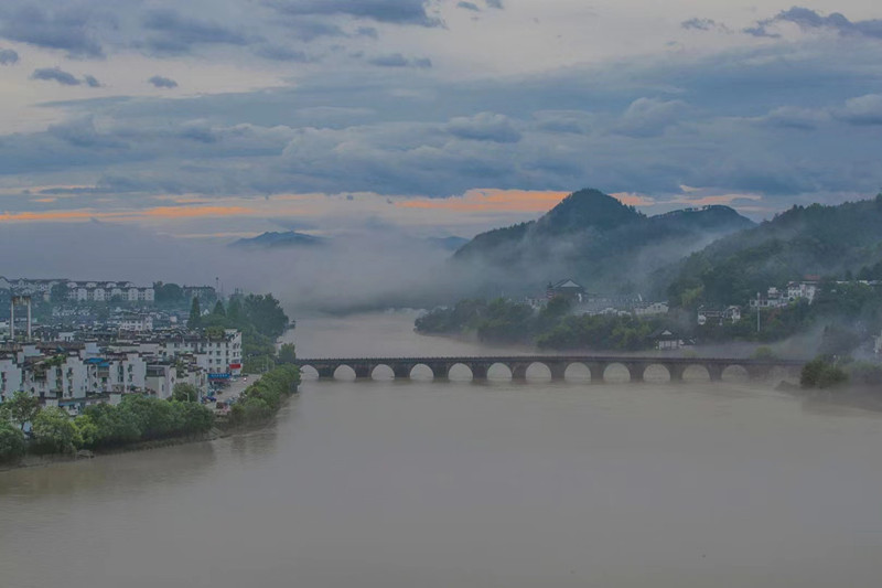 【黃山防汛救災(zāi)見聞錄】迎著彩虹千人會(huì)戰(zhàn) 歙縣全面啟動(dòng)災(zāi)後清理工作