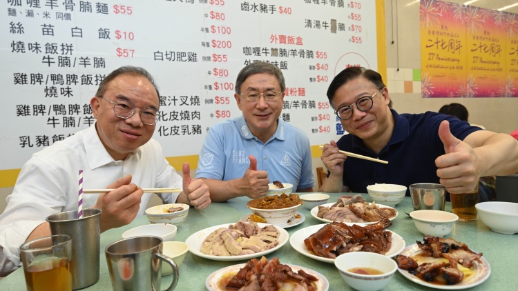 ?司局長響應(yīng)「飲食界7·1慶回歸優(yōu)惠」活動(dòng) 到熟食中心品嚐地道美食