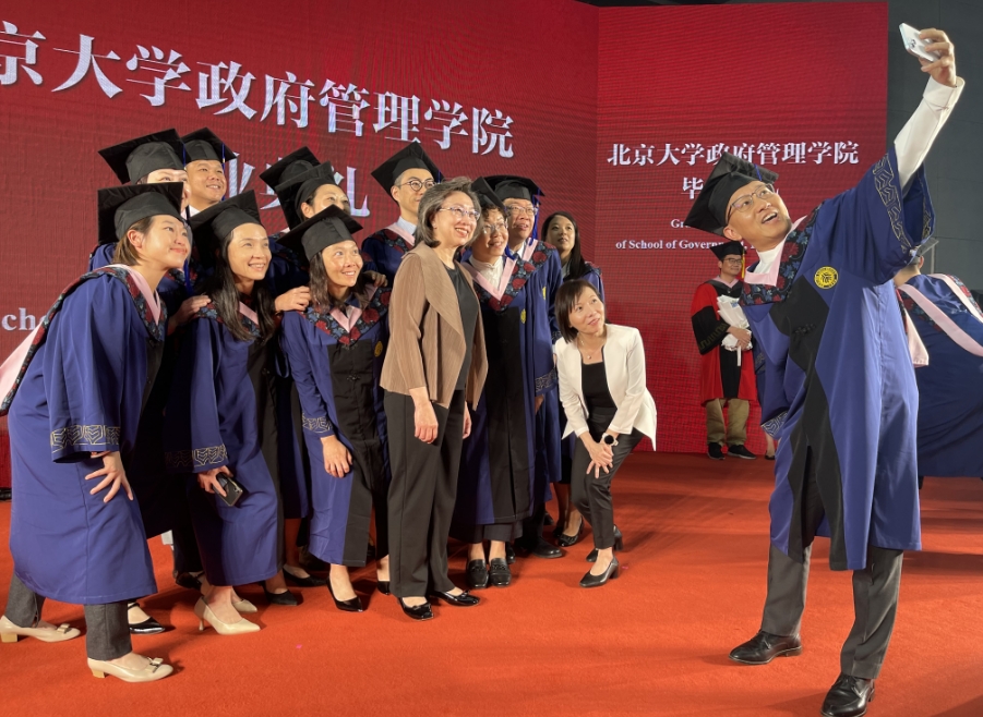 特區(qū)政府高級公務員公共管理碩士課程首屆學員圓滿畢業(yè)