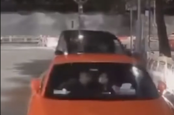 【短頻快評】香港男女跑車內(nèi)激吻，突被私家車猛撞 結(jié)局超尷尬！