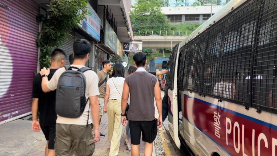 警方荃灣打擊釣魚機(jī)賭 拘9名男女檢賭具利刀