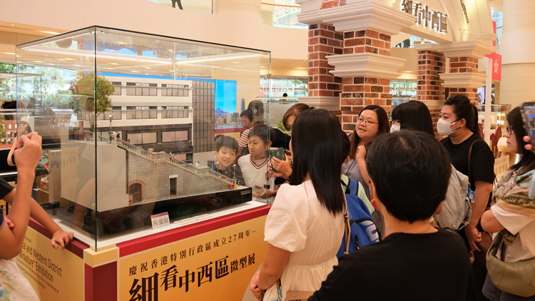 「細看中西區(qū)微型展」展出1:24都爹利街煤氣燈 新加入盧瀚霆人形公仔