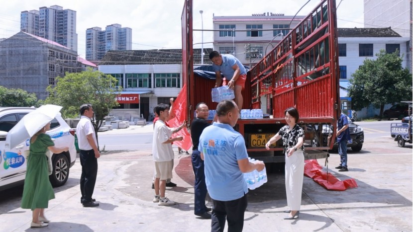 邵東市愛心企業(yè)為華容災(zāi)區(qū)捐贈(zèng)物資