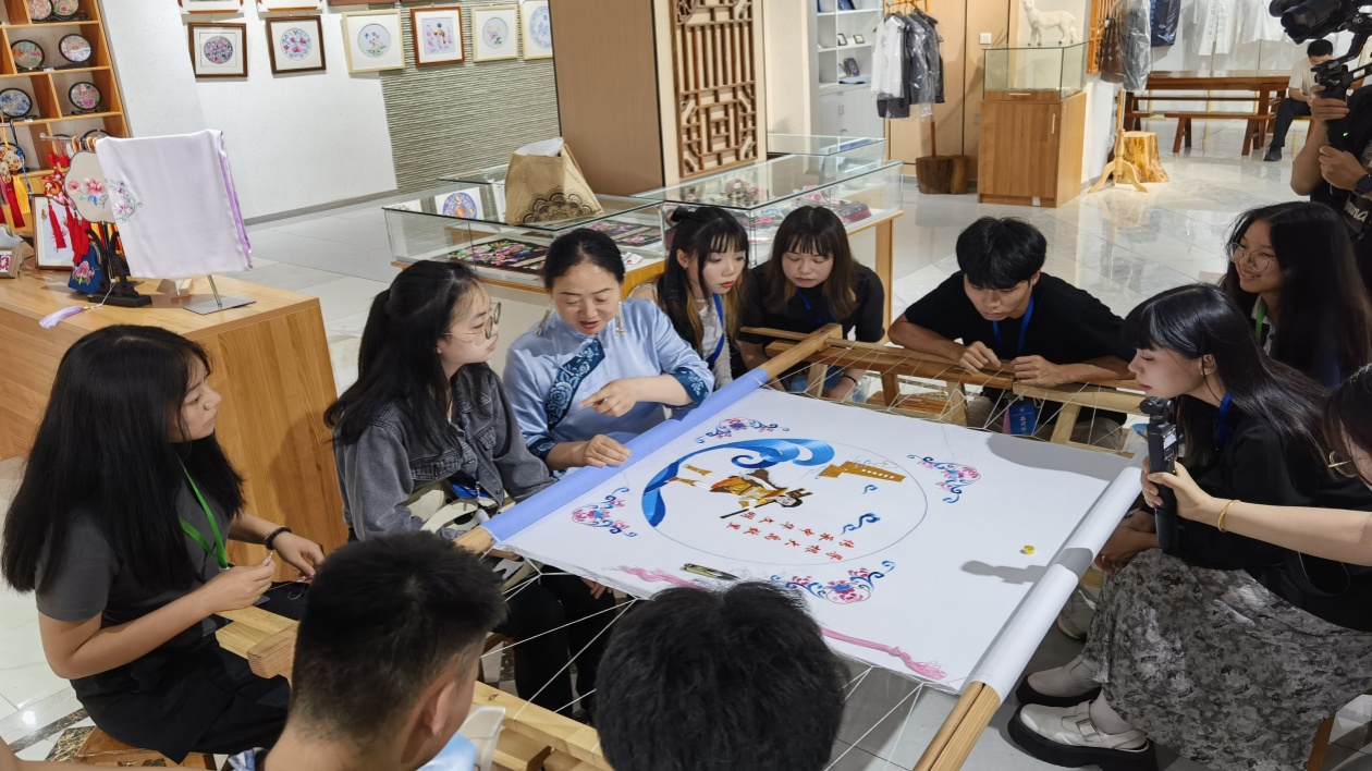 兩岸青年共繡羌繡  弘揚(yáng)中華民族傳統(tǒng)文化獨(dú)特魅力