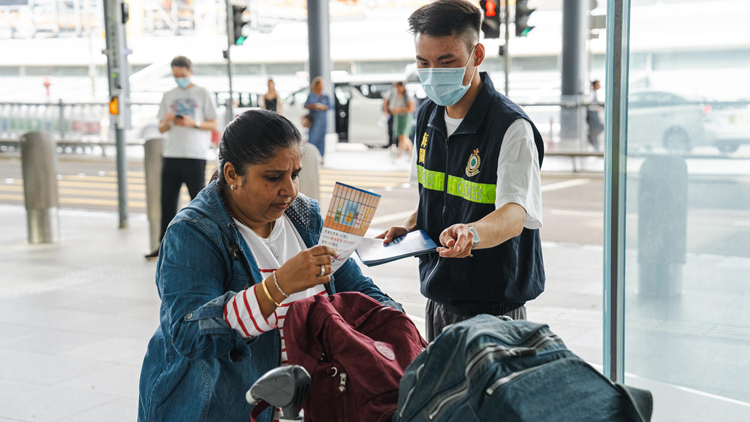暑假旅遊旺季在即 海關(guān)機場派單張?zhí)嵝袰BD屬毒品