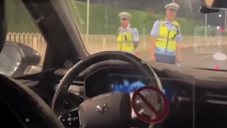 有片｜當(dāng)自動駕駛遇上查酒駕......