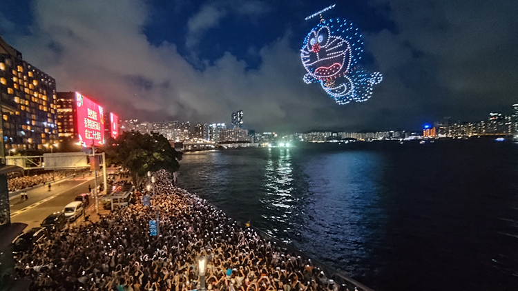 多圖｜第二場(chǎng)多啦A夢(mèng)無(wú)人機(jī)表演如期上演 吸引大批市民冒雨觀賞