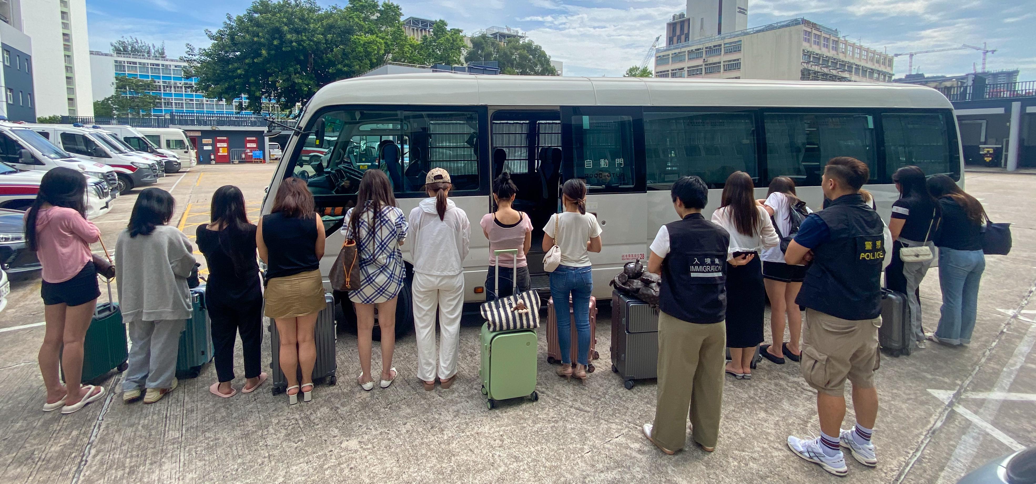 警方元朗掃黃拘28名女子