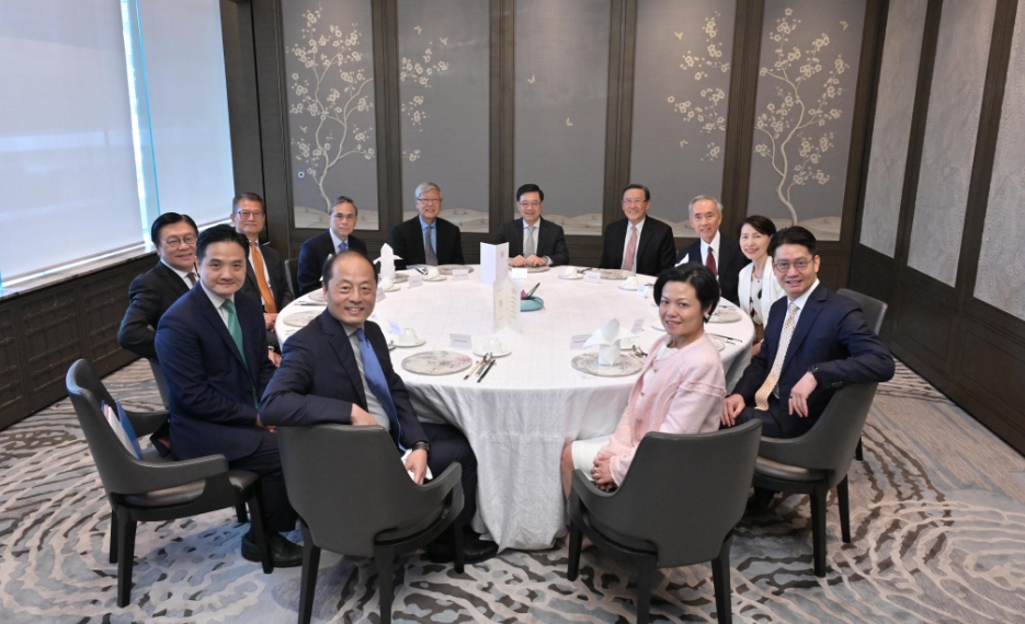 李家超就施政報(bào)告舉行午餐會(huì)議 聽取特首顧問團(tuán)意見