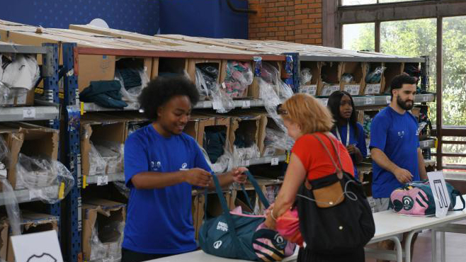 揭秘巴黎奧運(yùn)志願(yuàn)者裝備分發(fā)中心：百萬(wàn)件裝備如何發(fā)放？