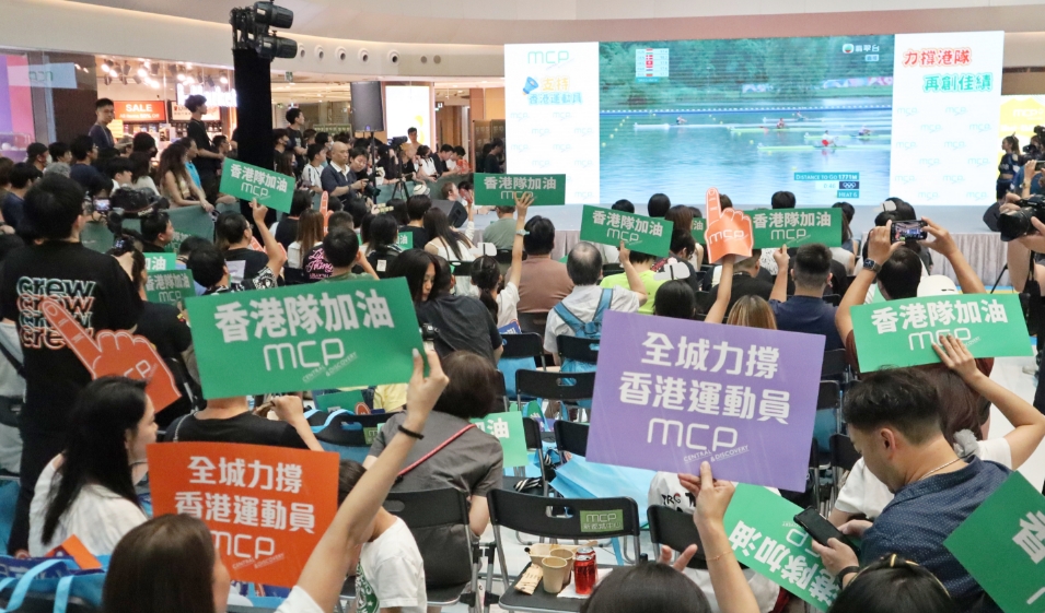 奧運(yùn)效應(yīng)：商場(chǎng)直播吸客吸金 眾多市民圍觀同樂(lè)氣氛佳