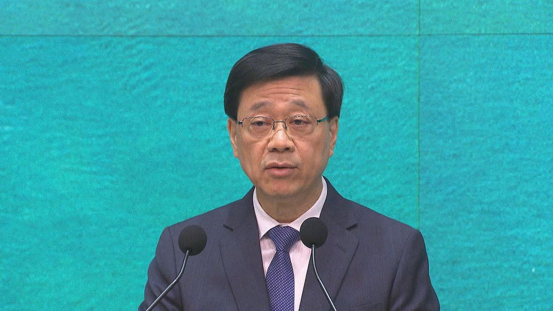 李家超到訪老撾一間中學(xué) 指重視教育和中華文化