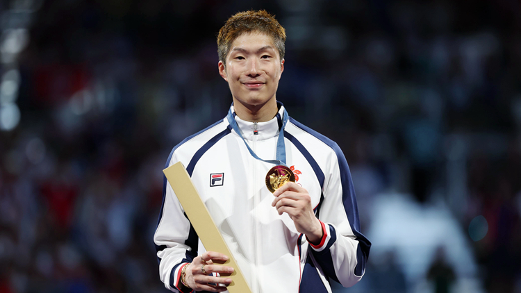 「決三劍」奪冠！張家朗成功衛(wèi)冕 李家超表示祝賀：全港市民引以為榮