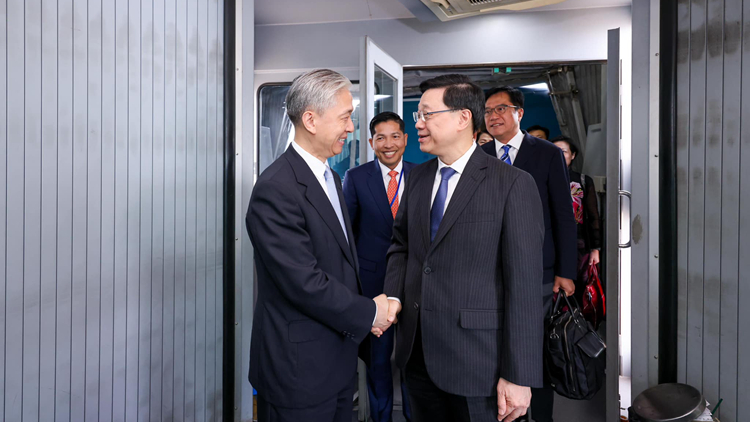 李家超率團抵達柬埔寨金邊 汪文斌到機場迎接