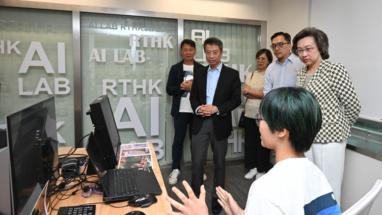 楊何蓓茵到訪香港電臺 了解節(jié)目製作應用AI情況