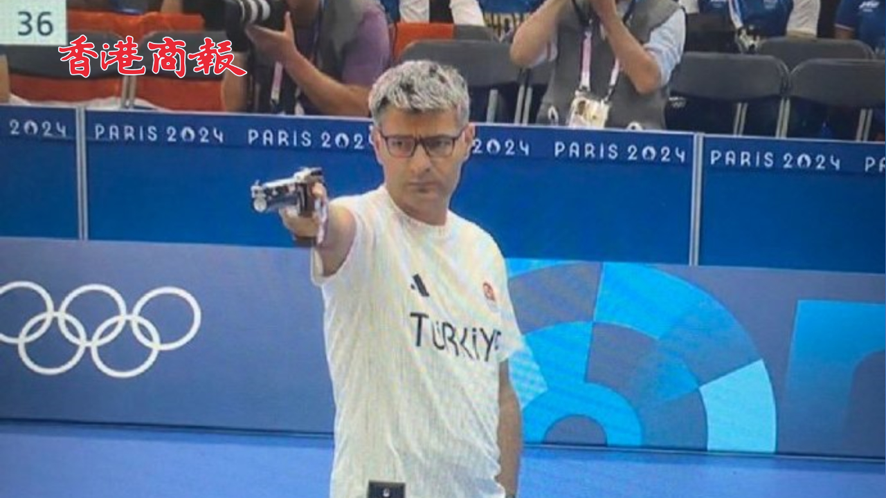 有片丨鬆弛感拉滿！51歲「土耳其大叔」只戴普通眼鏡 單手插兜 斬獲奧運(yùn)射擊銀牌