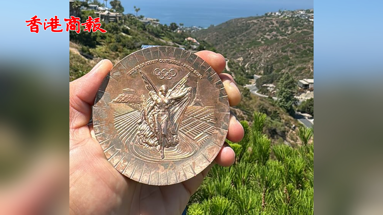 有片丨美國選手展示僅獲得一周的奧運(yùn)獎(jiǎng)牌表面已掉漆氧化
