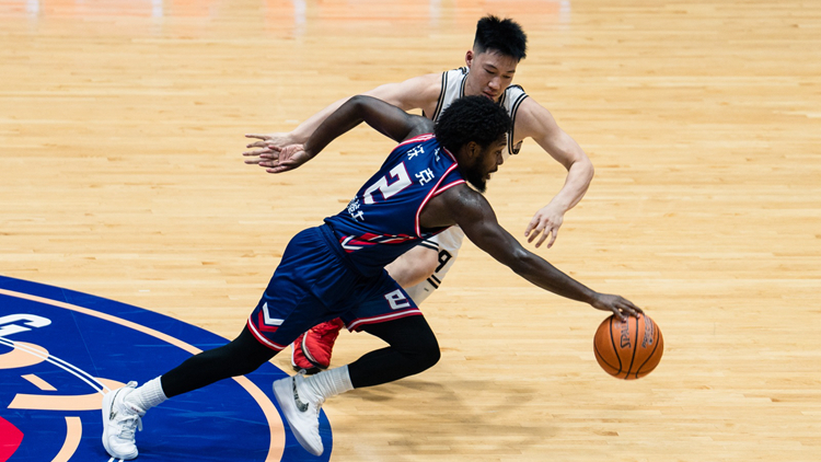 主場(chǎng)107:75大勝江蘇湯溝國(guó)藏 香港金牛周四鬥安徽文一合演榜首大戰(zhàn)