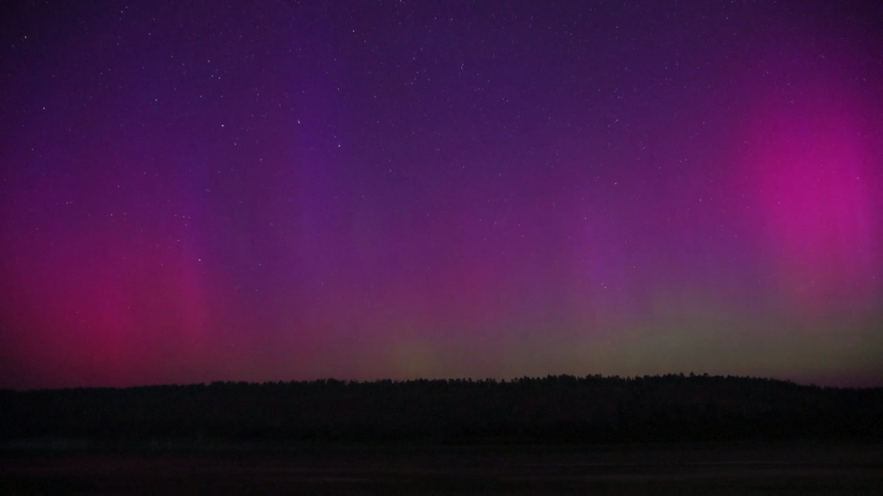 有片丨星空盛宴！黑龍江漠河極光與流星雨罕見(jiàn)同框