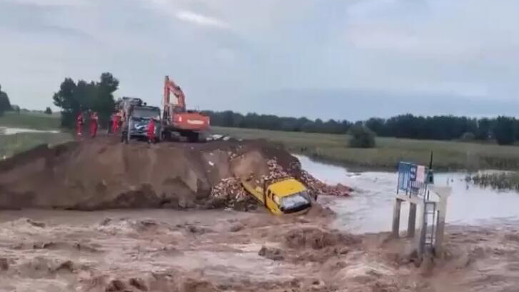 國家防總辦公室、應(yīng)急管理部調(diào)度指導(dǎo)內(nèi)蒙古赤峰堤防潰口險情處置工作