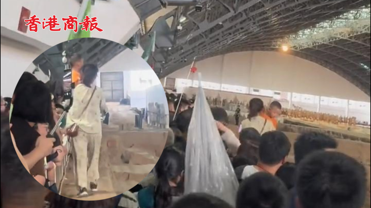 有片丨女子參觀兵馬俑抱仔走俑坑 當(dāng)?shù)鼗貞?yīng)：仔仔發(fā)燒抽搐 人多出不去不得已為之