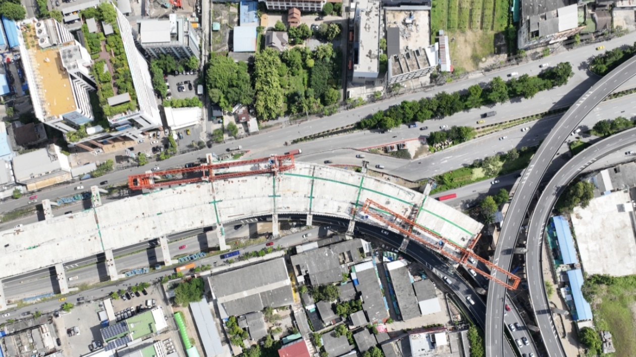 泰國首都「京三環(huán)」項目主線節(jié)段箱梁架設(shè)完成