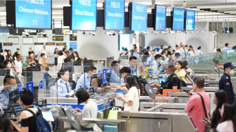 深圳四口岸同日破紀(jì)錄 旅客通關(guān)量再創(chuàng)新高