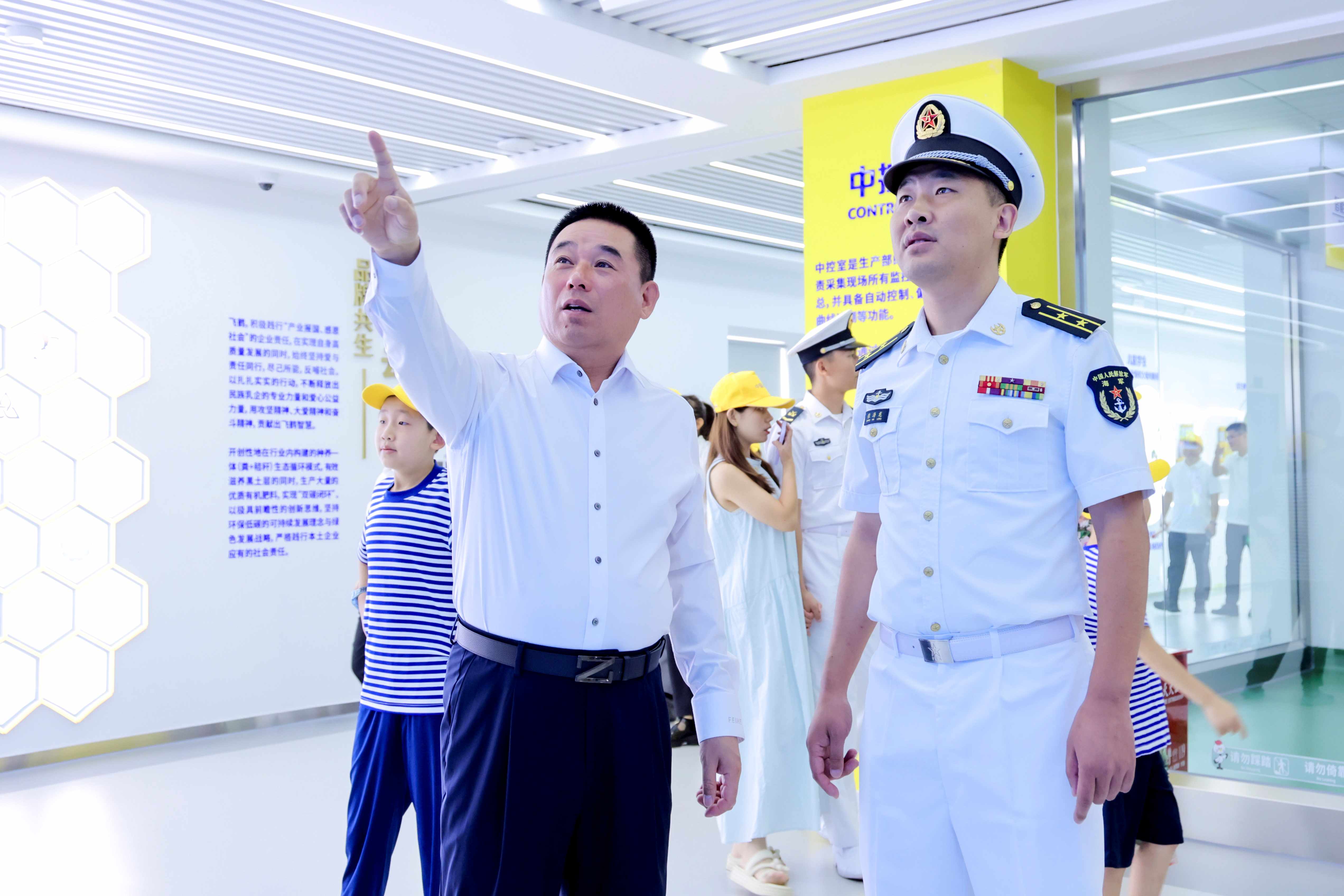 有片｜齊齊哈爾艦官兵和家人們走進(jìn)飛鶴乳業(yè) 譜寫(xiě)雙擁新篇章