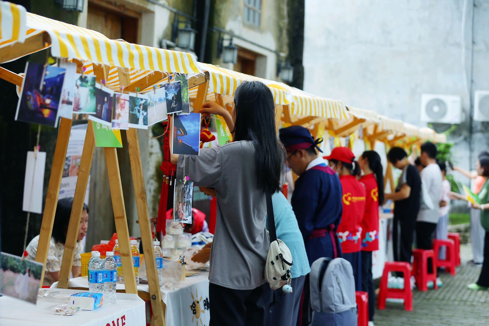 「公益創(chuàng)業(yè)集市」進古城 深圳大鵬辦事處靈活就業(yè)學員趕集「練攤兒」