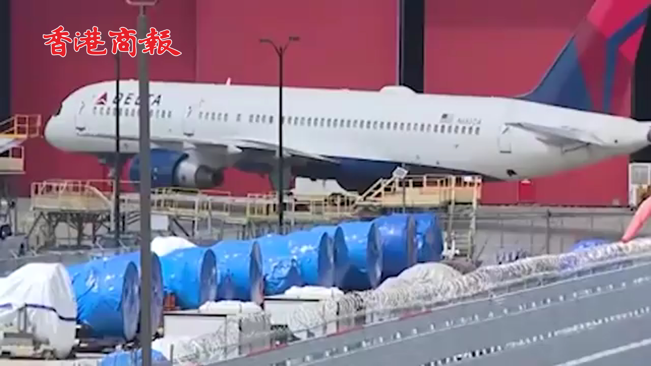 有片丨美國一波音客機(jī)維修時爆胎 致2死1傷