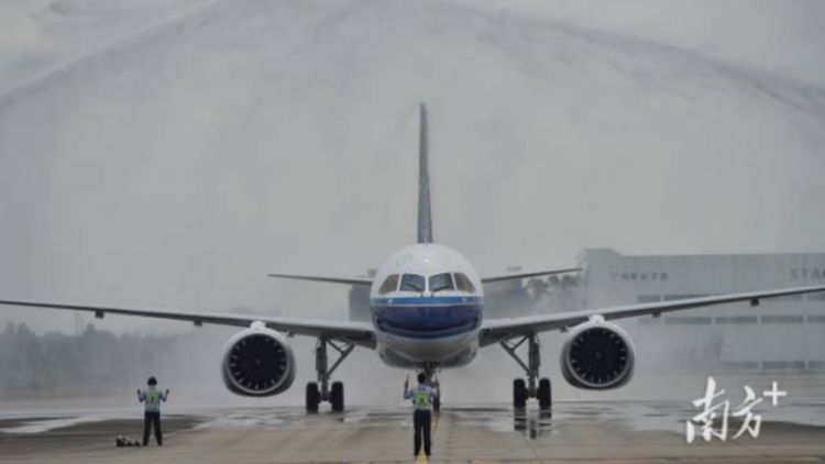抵達(dá)廣州！南航首架國(guó)產(chǎn)大飛機(jī)正式入列