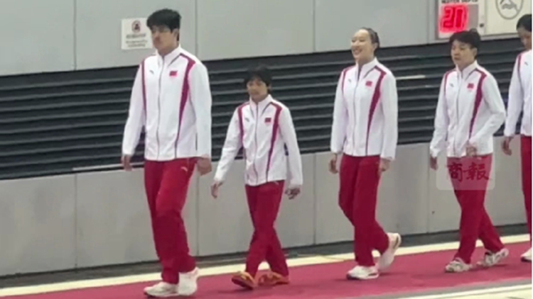 有片｜潘展樂全紅嬋等游泳隊及跳水隊運動員進(jìn)場