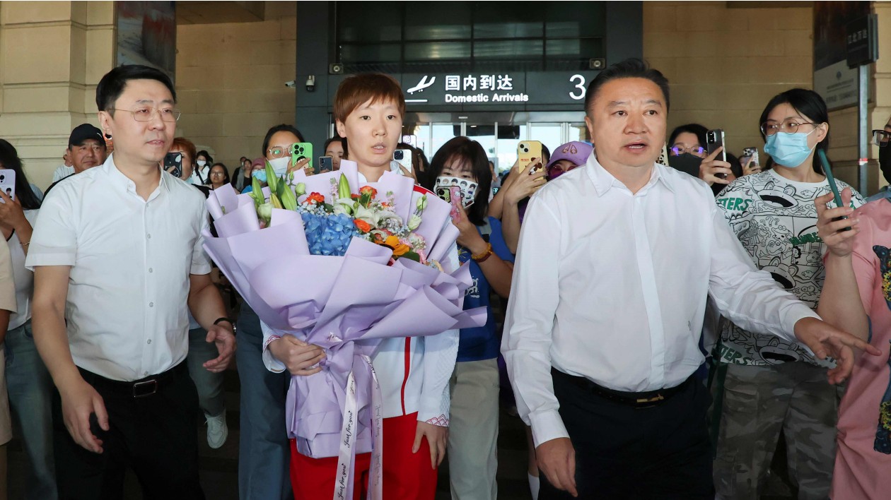 王曼昱載譽(yù)歸鄉(xiāng) 冰城閃耀冠軍之光