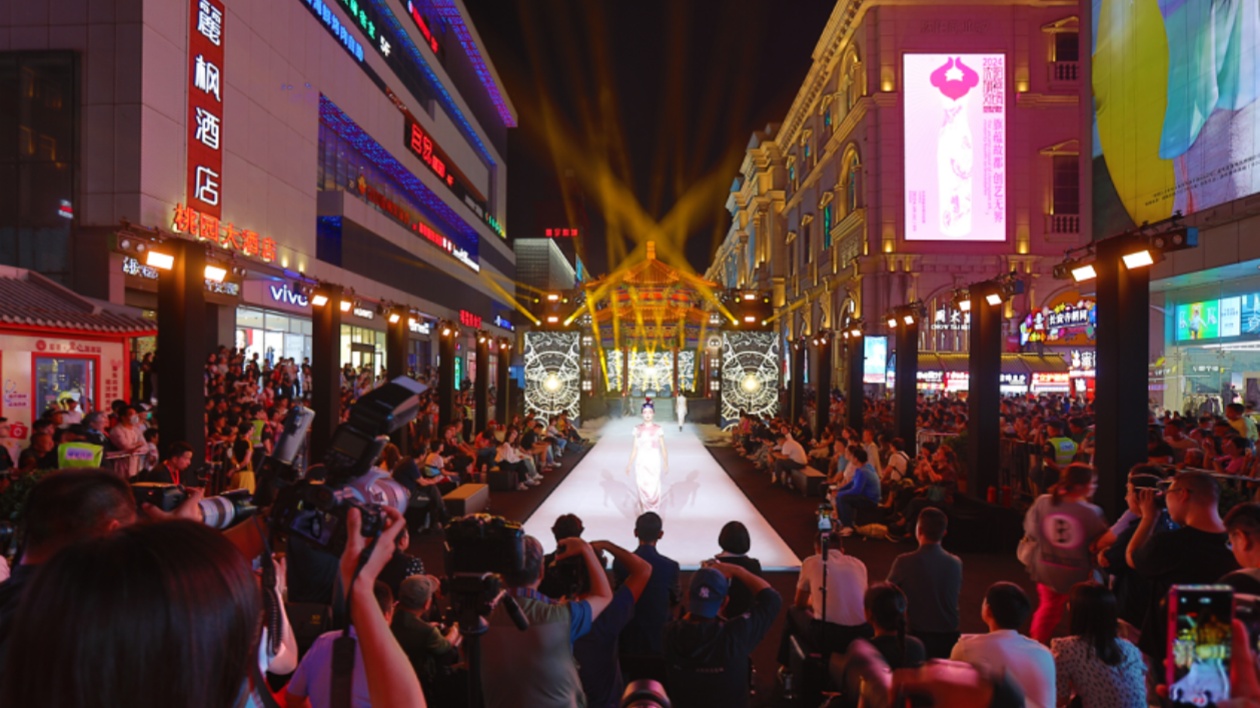 「戲蘊煥境」國粹藝術(shù)與傳統(tǒng)旗袍完美融合 瀋陽市瀋河區(qū)打造全新國潮秀場