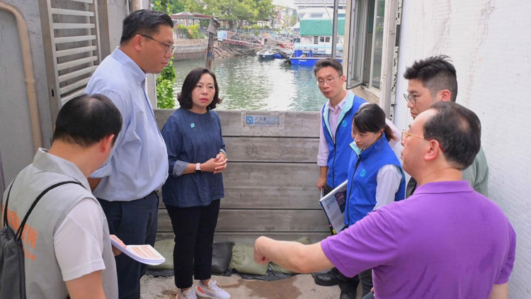 麥美娟到鯉魚門視察預(yù)防風(fēng)暴潮設(shè)施 特別關(guān)注低窪地區(qū)