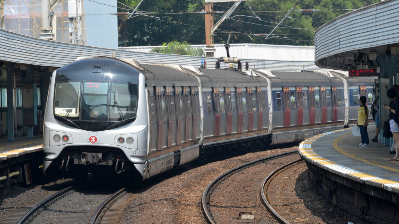 摩羯襲港｜港鐵列車8號風球下維持有限度服務 港鐵巴士已暫停服務