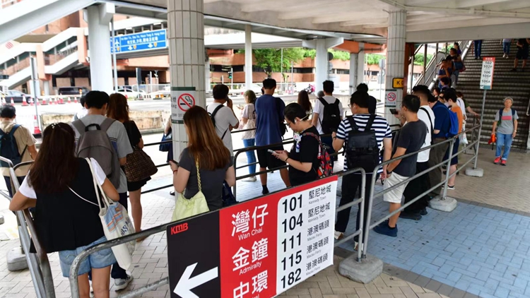 天文臺改發(fā)3號風(fēng)球 大批市民午後返工 港鐵及巴士站現(xiàn)人潮