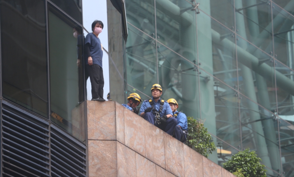 女子危站旺角朗豪坊平臺 談判專家到場遊說