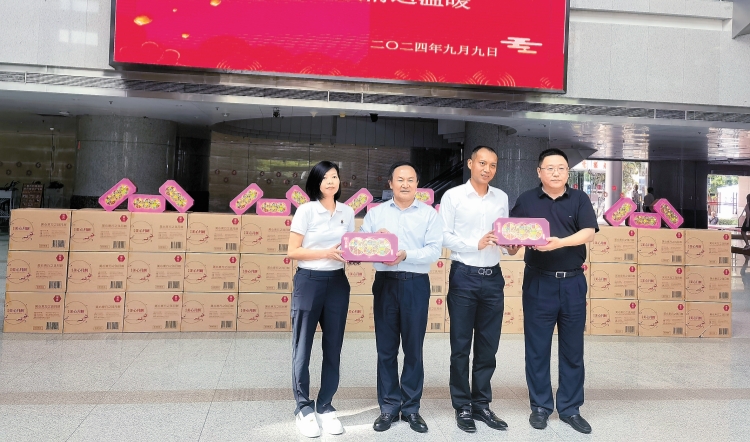 香港美心情暖鵬城14載 愛心月餅送達(dá)深圳報(bào)業(yè)