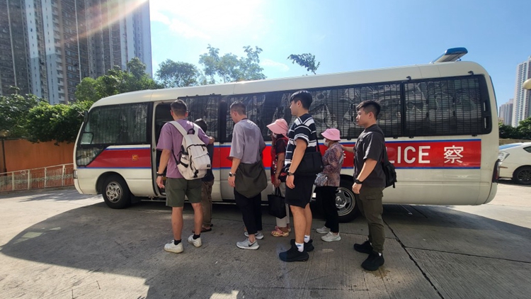 警方藍(lán)田興田邨打擊非法街頭賭博 拘捕4名男女