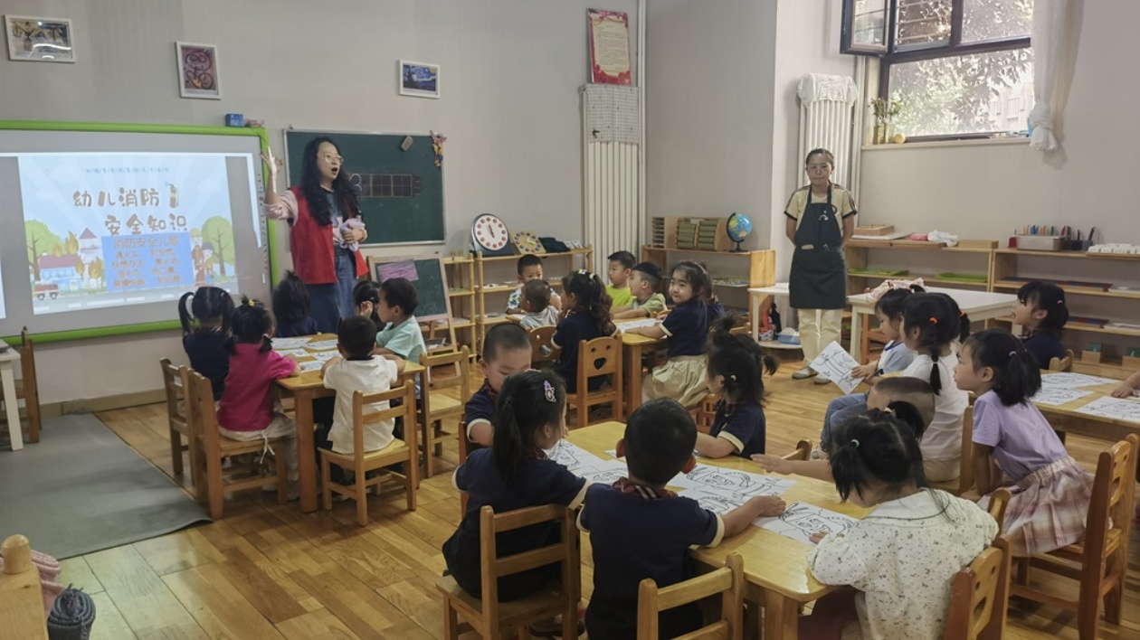 哈市香坊區(qū)新香坊街道會展社區(qū)開展「『五進』建設 築牢校園安全防線」活動