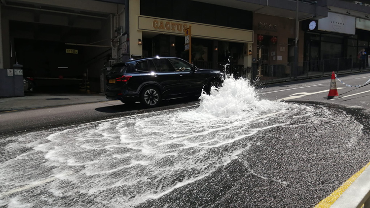 北角炮臺山道爆水管 沖廁水供應受影響水務署正搶修