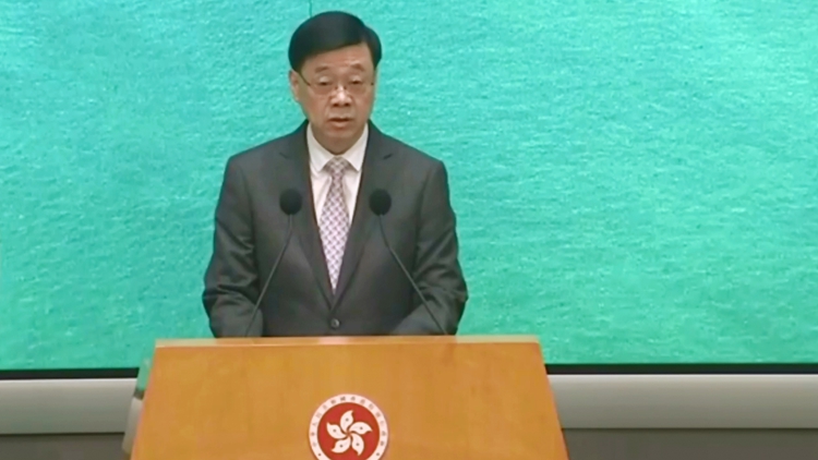 李家超：特區(qū)政府高度重視國慶75周年 全港將舉辦超過400項慶?；顒? title=