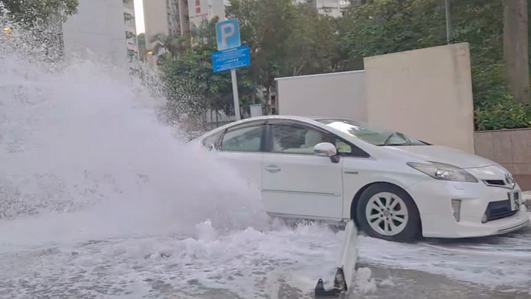 長沙灣東京街爆鹹水管 水務(wù)署全力搶修 沖廁水供應(yīng)不受影響