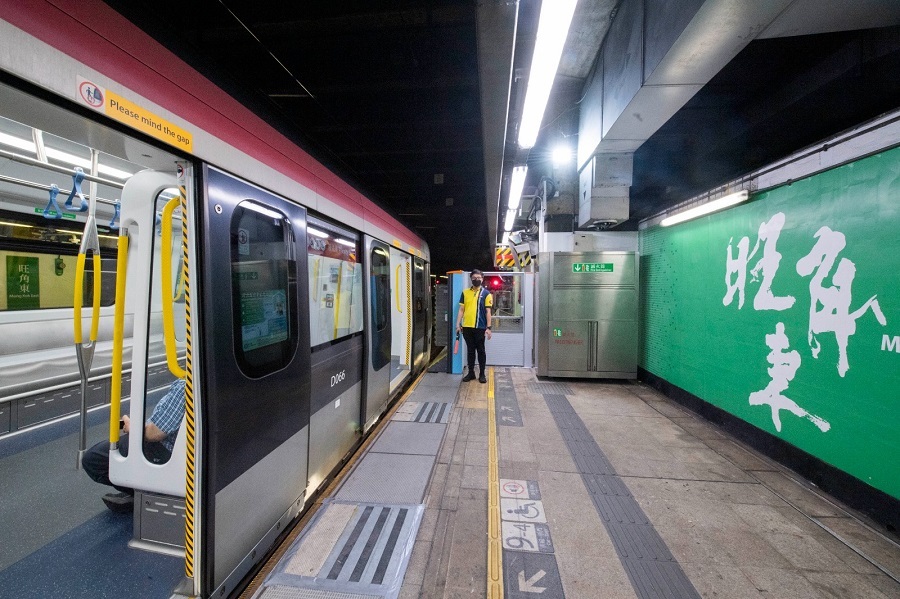 港鐵提前展開旺角東站月臺(tái)閘門安裝工程