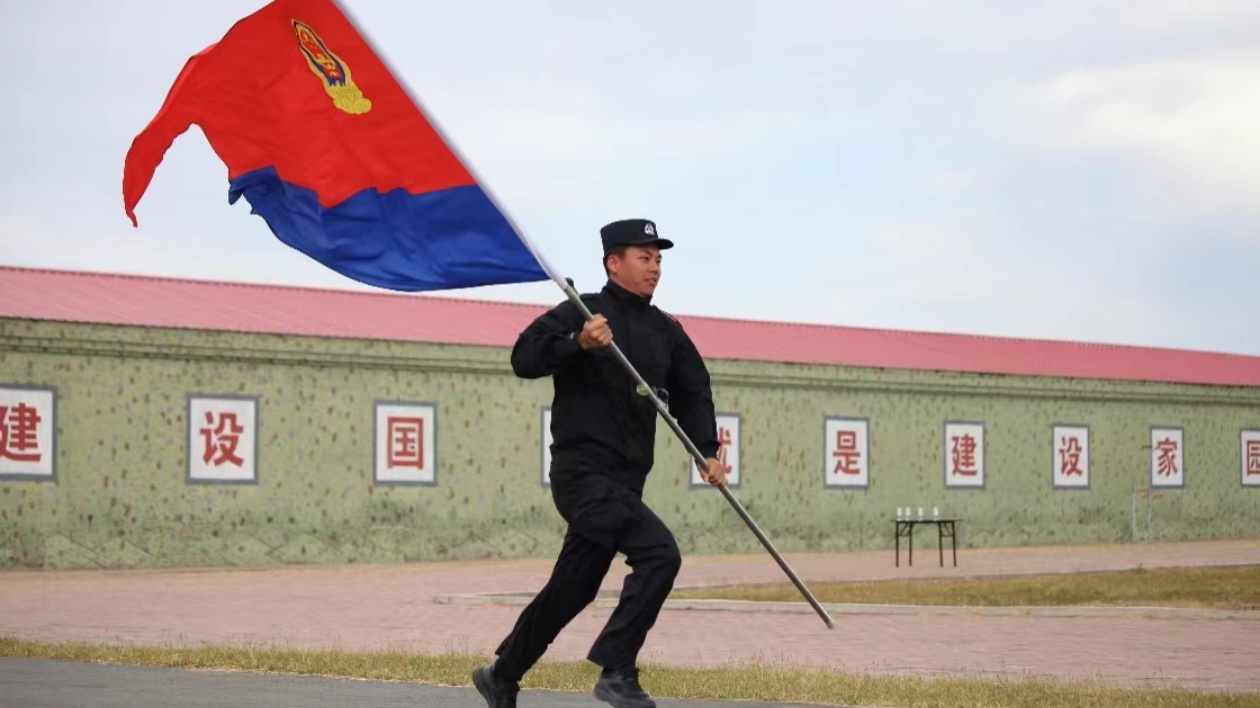 哈爾濱市公安局松北分局舉辦110公里警旗接力跑活動(dòng)